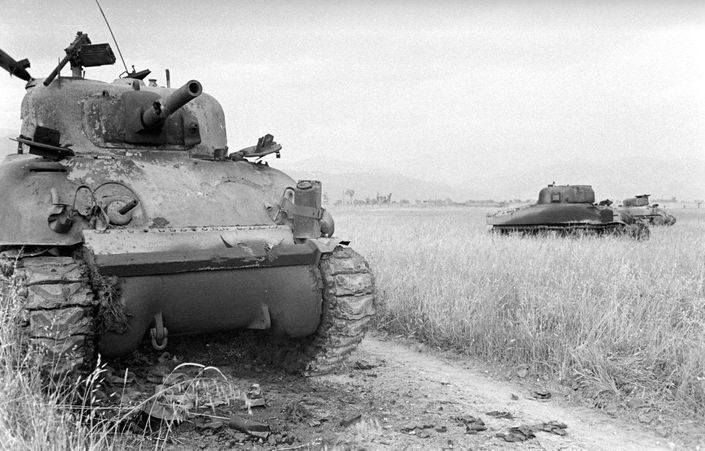 Un tanque alcanzando en el cañón por otro tanque