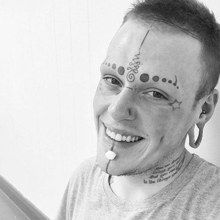 La transformación increible de este chico británico obsesionado con tatuarse todo el cuerpo