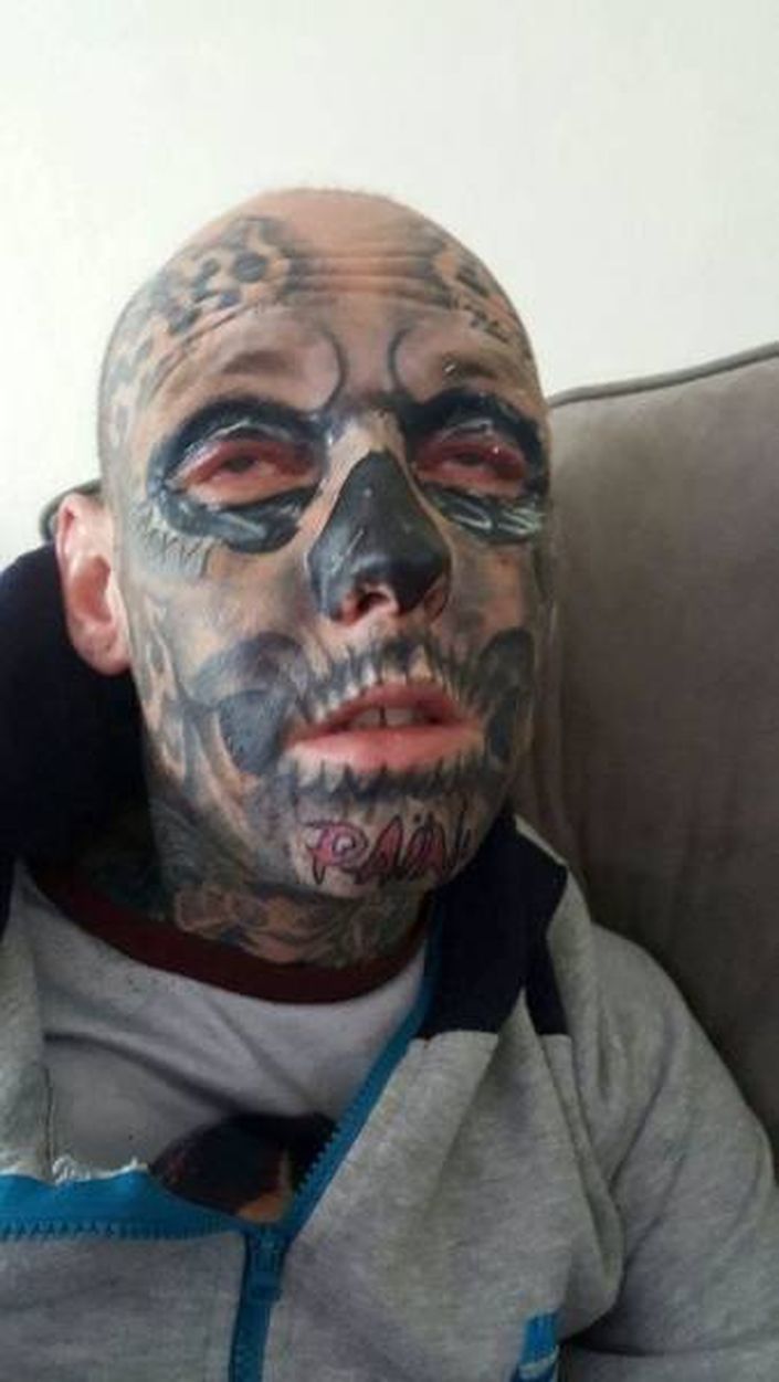 Este hombre lleva gastados 32.000 euros en tatuarse